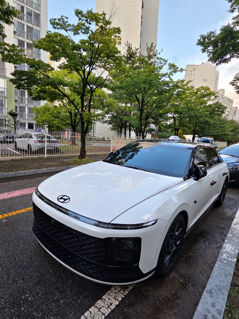 울산공항에서 산업단지와 전국 목적지로 이동하는 실제 흰색 세단