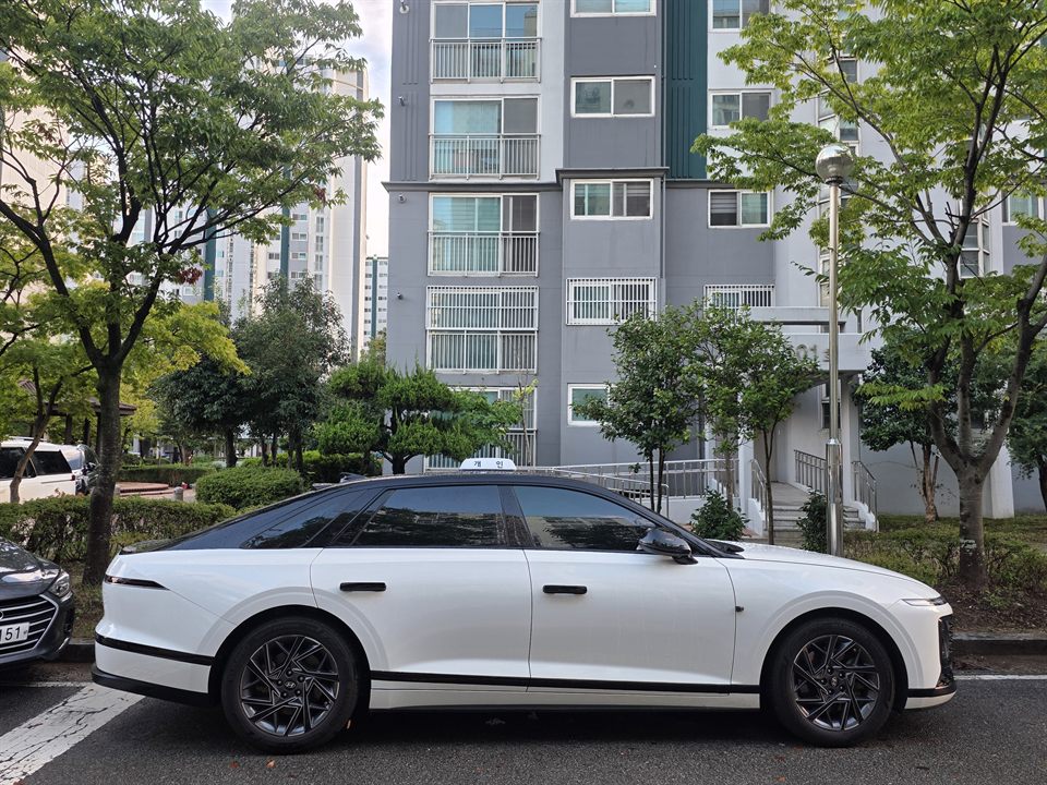 광주공항택시 예약 상담이 가능한 흰색 그랜저 차량